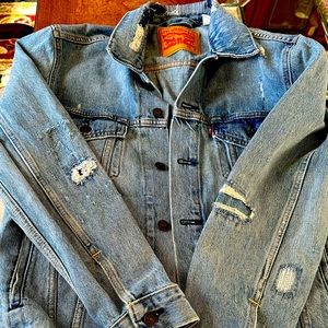 Men’s small Levi’s distressed denim jacket
